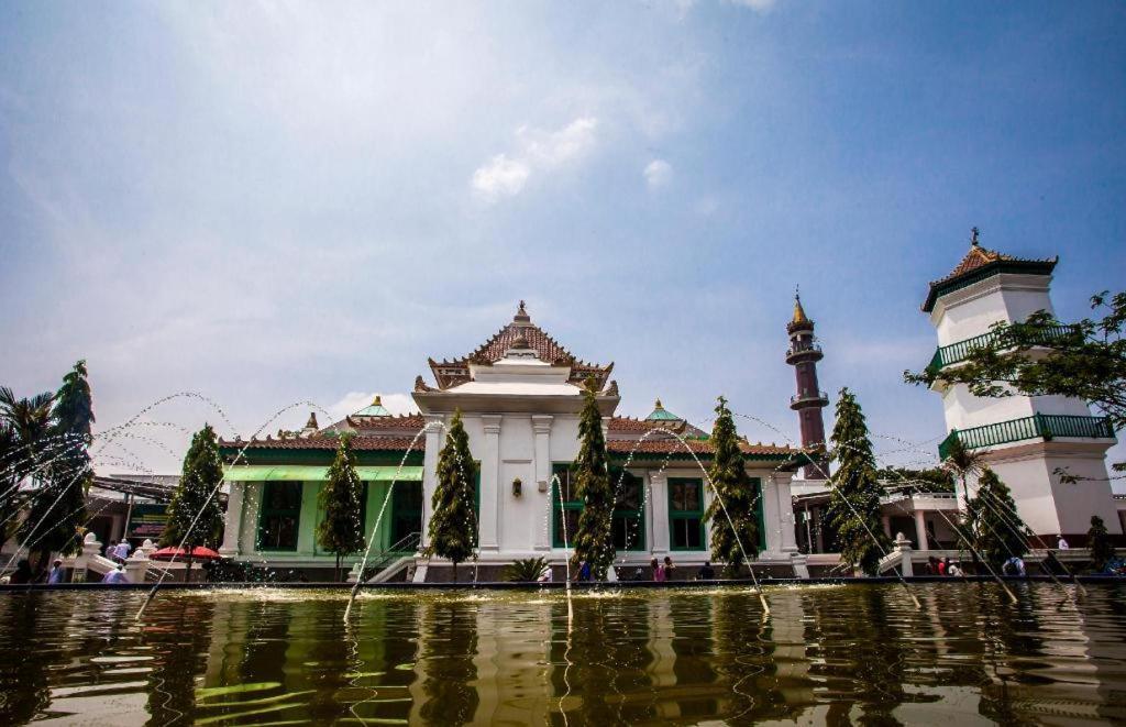 Hotel Sriwijaya 99 パレンバン エクステリア 写真